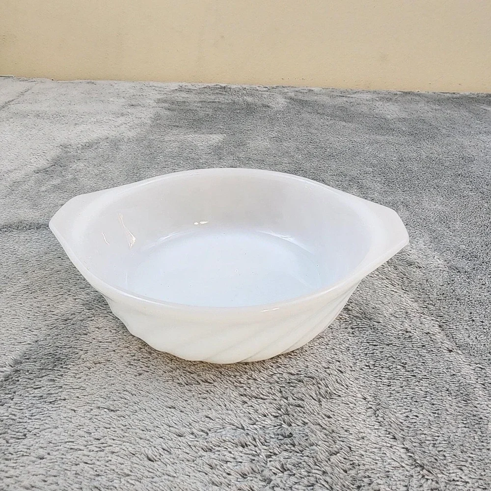 Vintage 1970's Anchor Hocking Fire-King Oven Ware Swirl Bowl w/Handles,‎ White